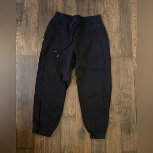 Black lululemon scuba cropped joggers size 6